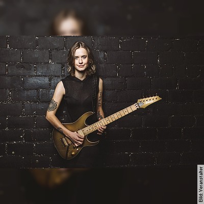 Yasi Hofer und Band - Die gefragte Gitarristin mit neuem Album Between the Lines in Fürth